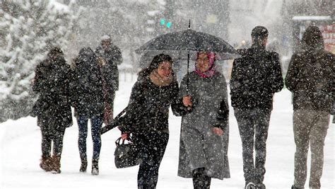 İ­s­t­a­n­b­u­l­­d­a­ ­c­u­m­a­ ­g­ü­n­ü­ ­k­a­r­l­a­ ­k­a­r­ı­ş­ı­k­ ­y­a­ğ­m­u­r­ ­v­a­r­